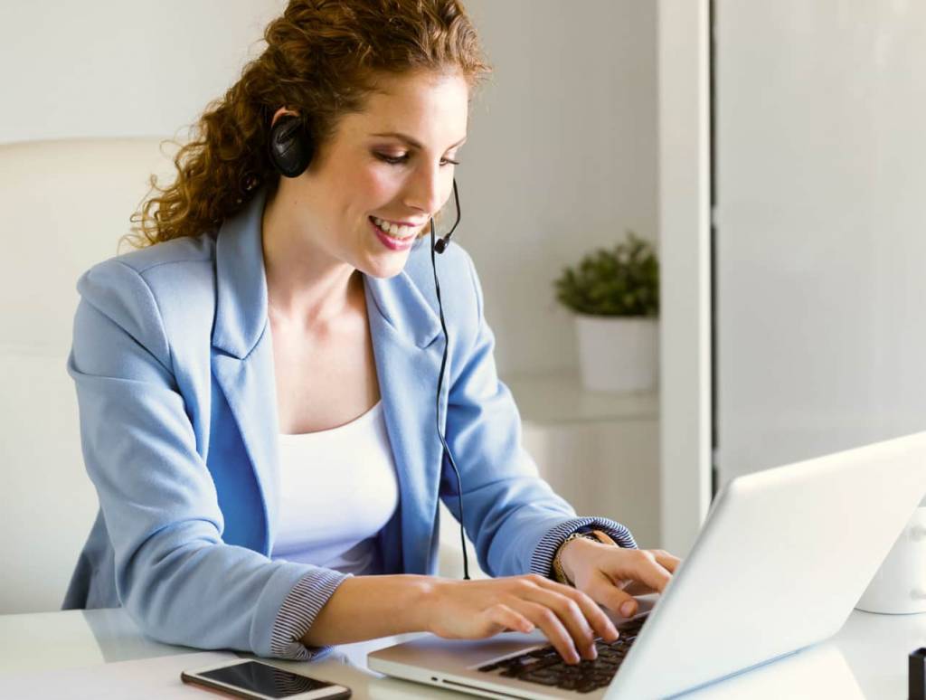 An employee assisting a customer via phone